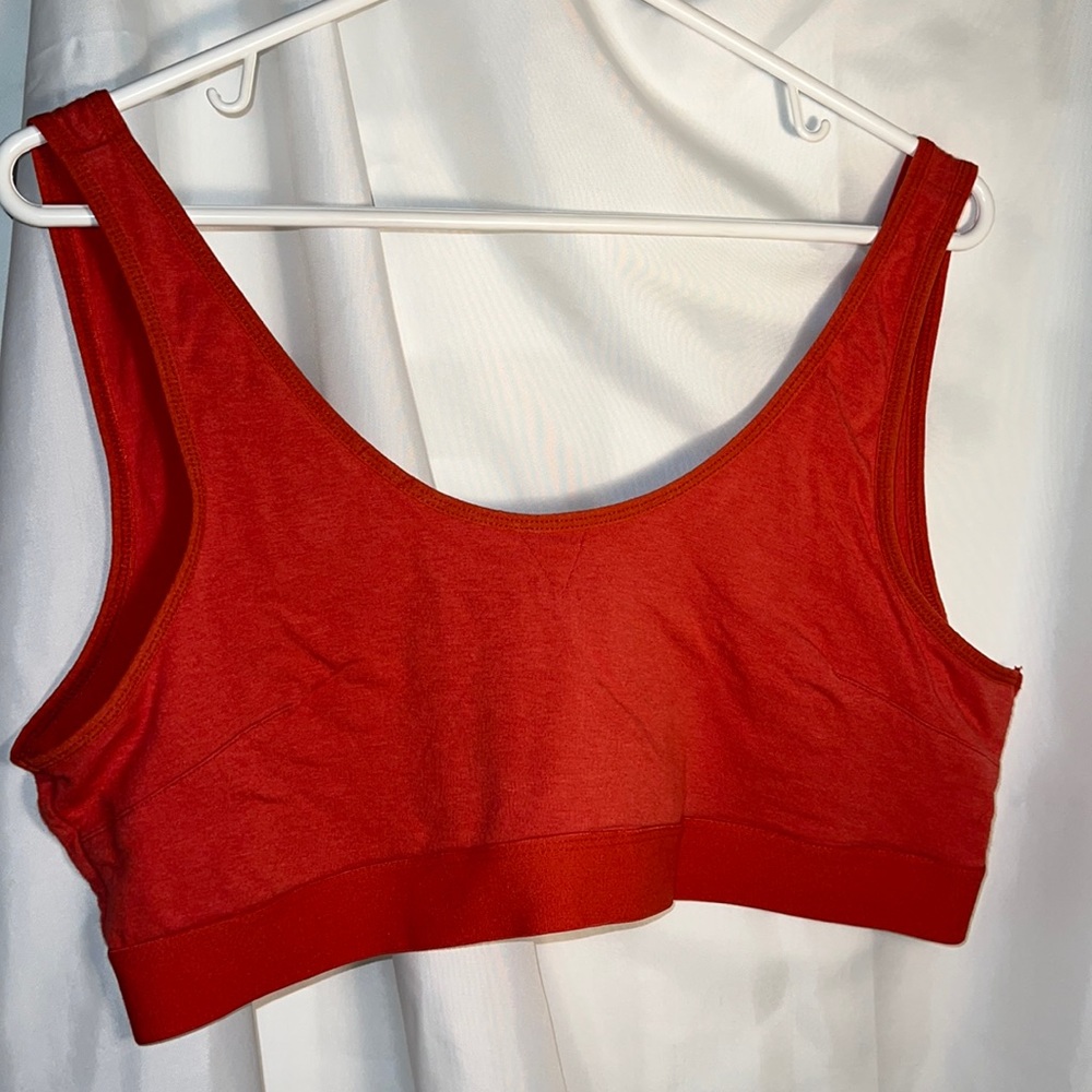 SECRET TREASURES. WOMENS SPORTS BRA. SIZE XL (16 - 18). BURNT ORANGE